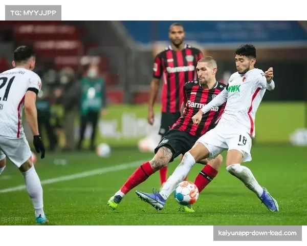 吉马良斯双后腰形成五人底座 控球阶段提供多出球选择 吉马良斯双后腰形成五人底座 控球阶段提供多出球选择